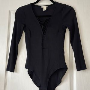 This H&M, conscious collection bodysuit, snuggles you in all the right places!